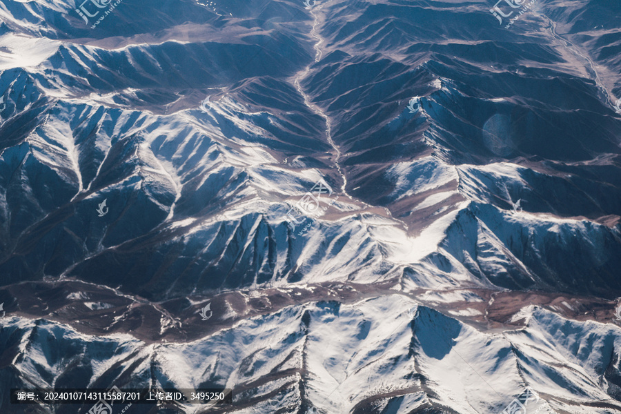 冬季自然宁静雪山山脉地形俯拍