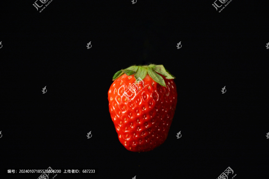 新鲜草莓黑色背景