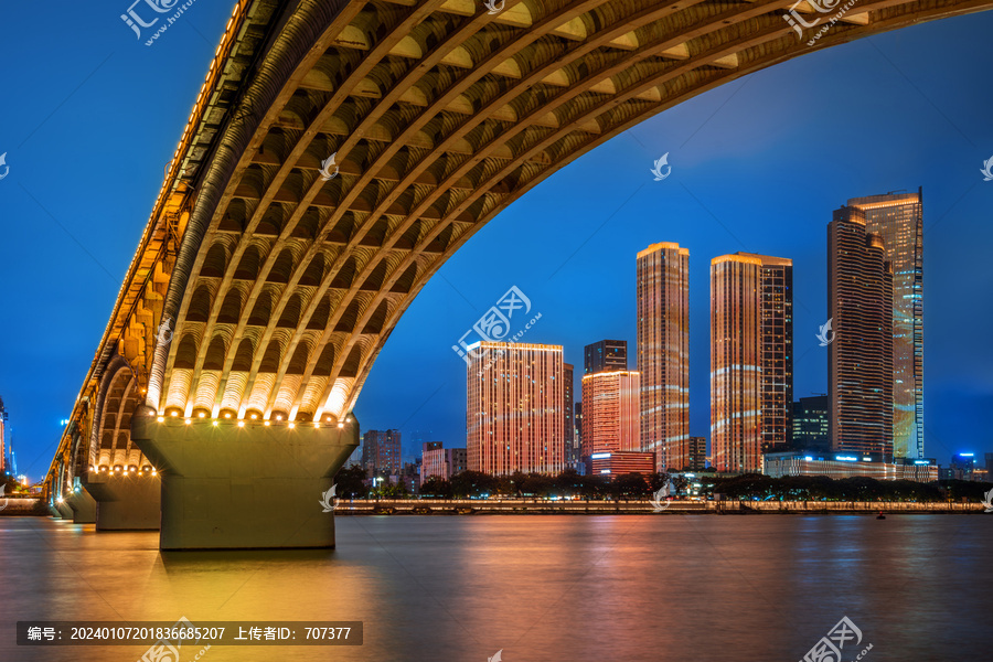 湖南长沙市中心和橘子洲大桥夜景