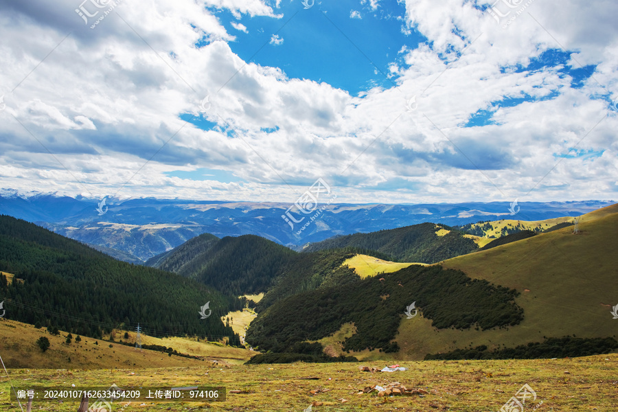 川西山区秋天的山脉森林美景