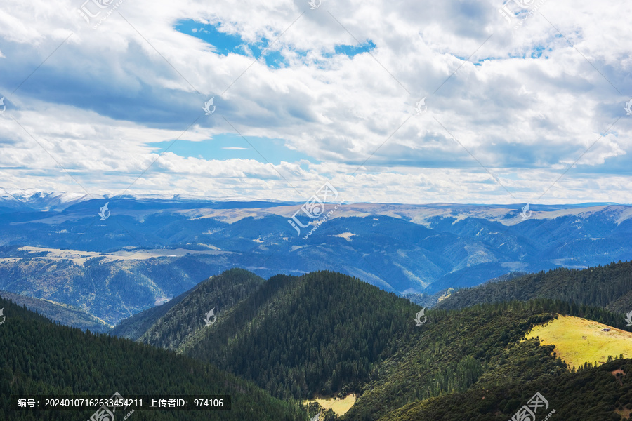 川西山区秋天的山脉森林美景