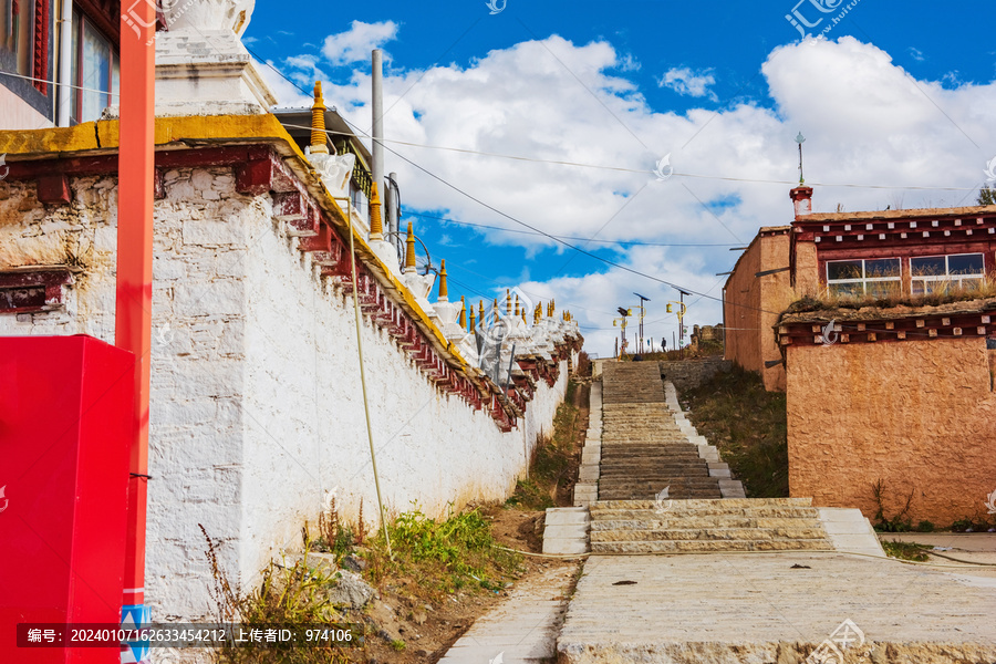 西藏高原山区佛教寺庙美景