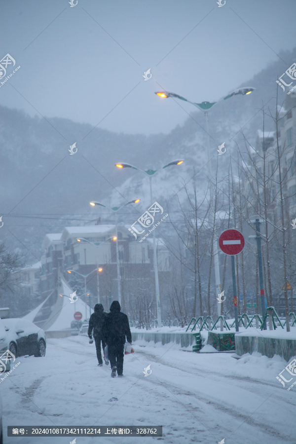 下雪天傍晚路灯行人