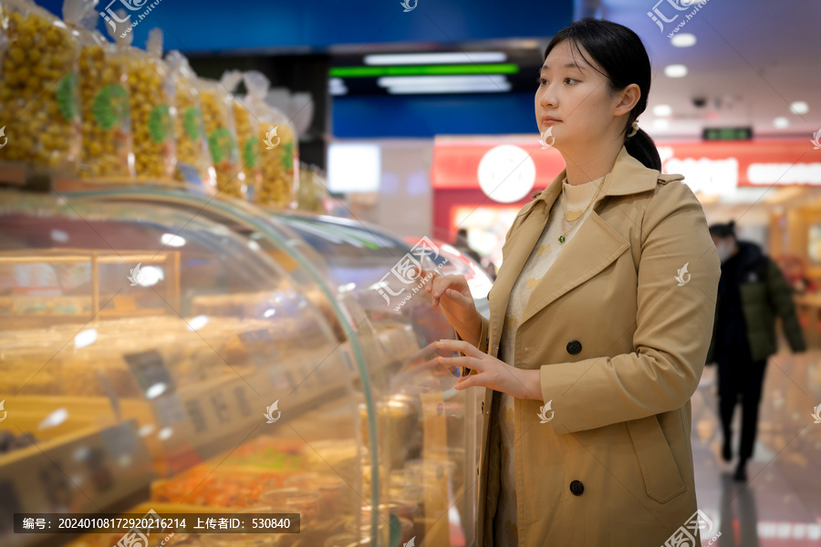 超市货柜前亚洲女性观看挑选商品