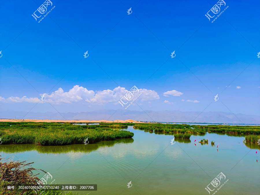 蓝天白云沙漠湖泊远山