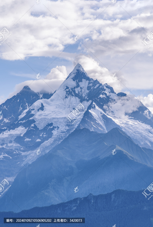 云南梅里雪山缅茨姆峰巍峨的高山