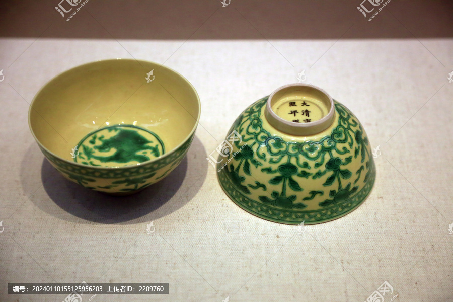 黄地绿彩龙纹碗