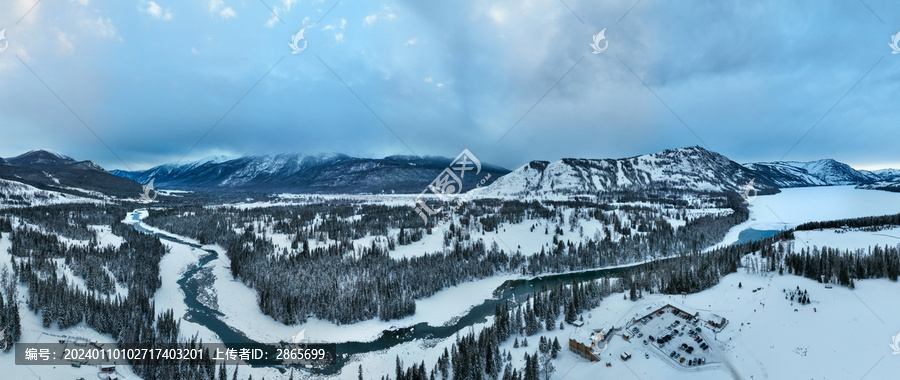 新疆喀纳斯湖喀纳斯河冬日全景