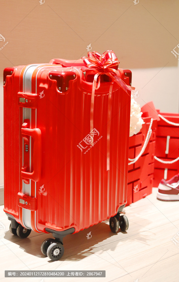 结婚红色旅行箱