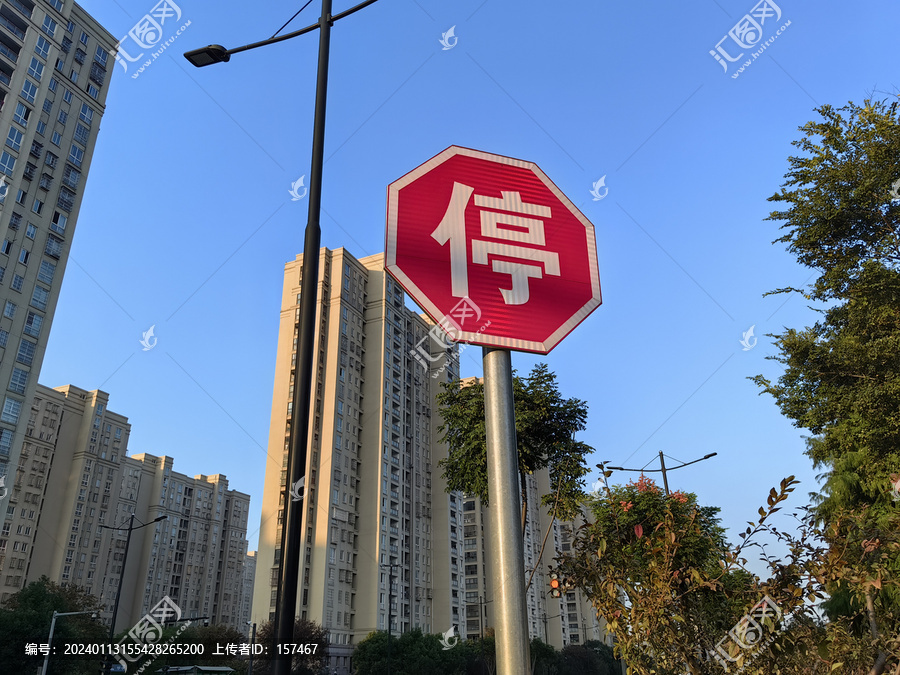 停车让行停字交通道路安全标志牌