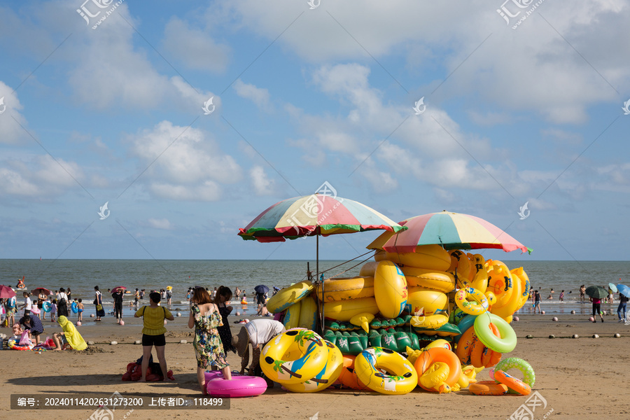 海滩游泳圈旅游人群