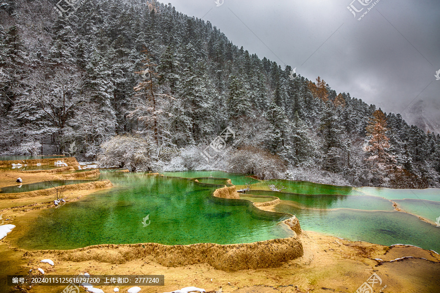 黄龙地表钙化景观