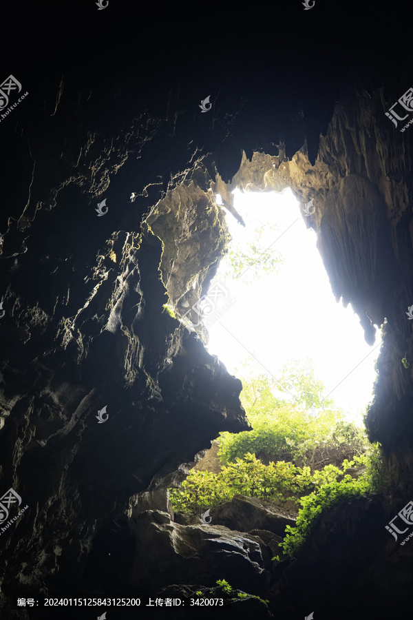 广西喀斯特地貌洞穴桂林朝天岩