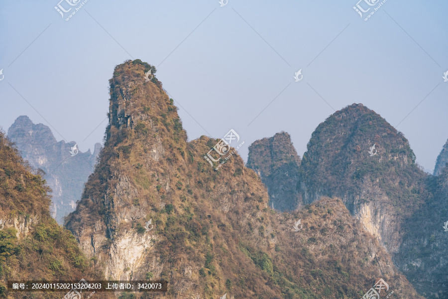 广西桂林阳朔县喀斯特地貌山峰