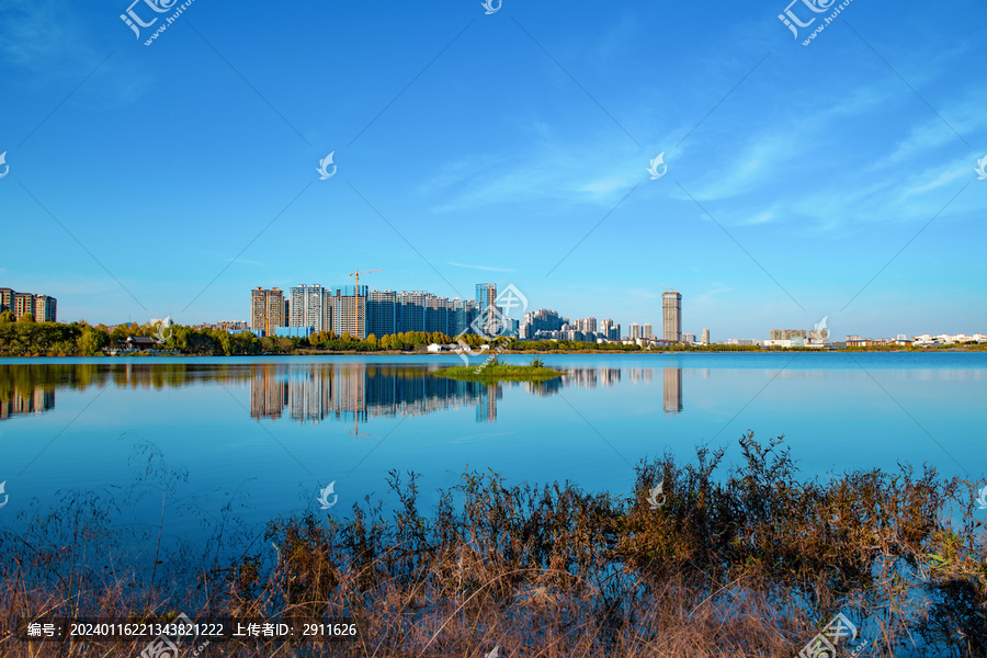 宣城宛陵湖城市倒影