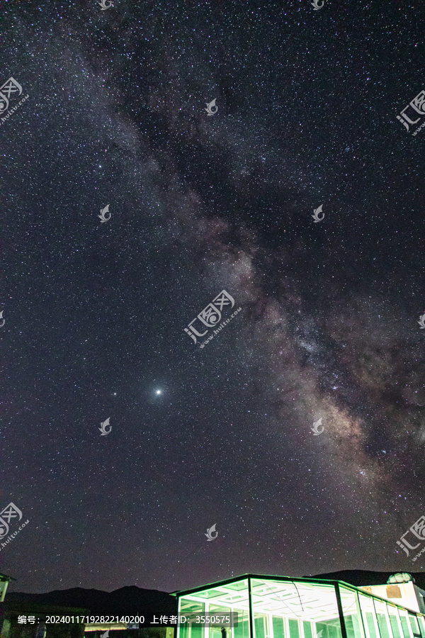 青海湖夏季银河星空