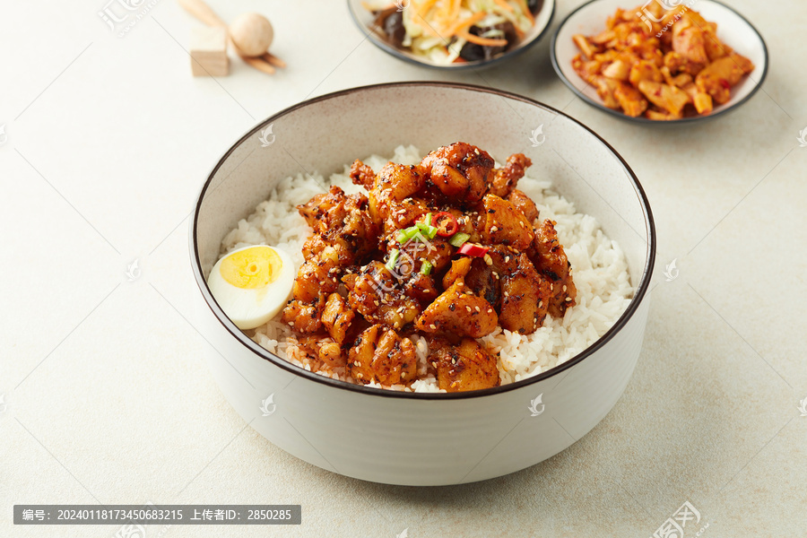 美味香辣鸡肉饭