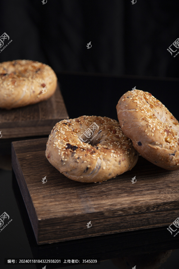 美食面包摆拍美食摄影面包面包圈