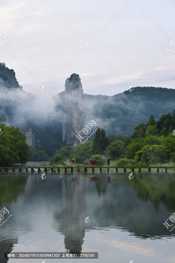 浙江省缙云仙都鼎湖峰晨景