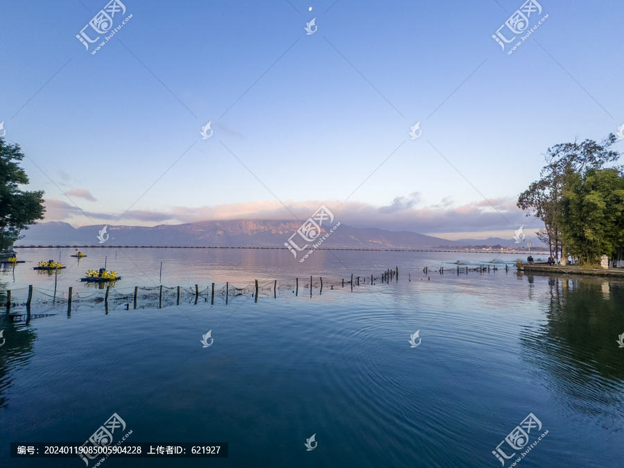 静静的湖面