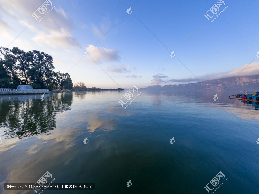 静静的湖面