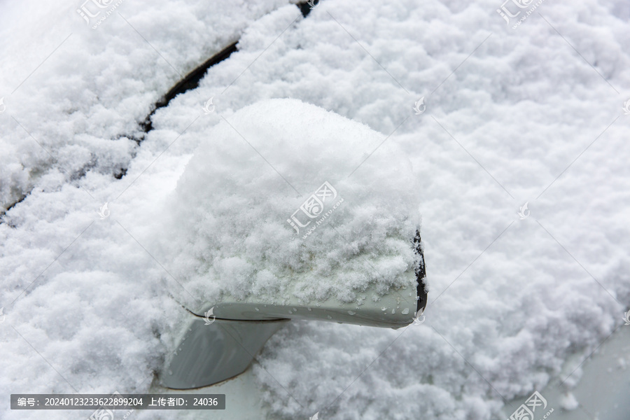 雪中汽车后视镜