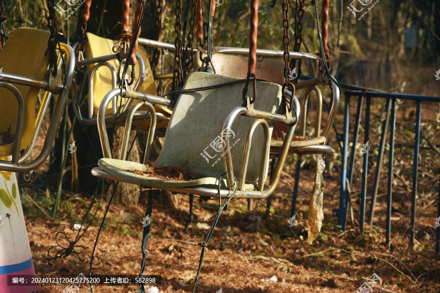 游乐园废弃的旋转飞椅