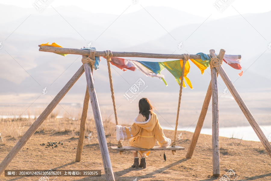 甘南藏族自治州甘加草原夕阳人像