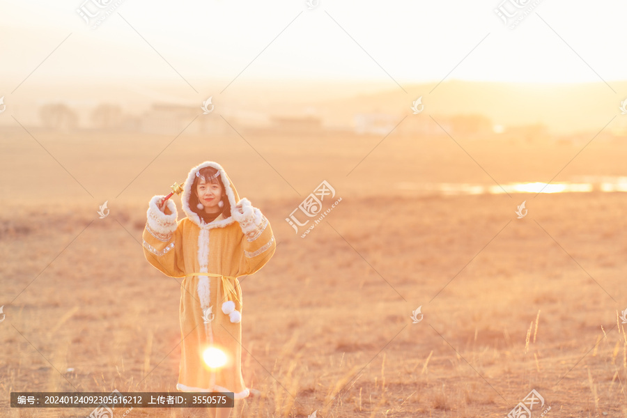 甘南藏族自治州甘加草原夕阳人像