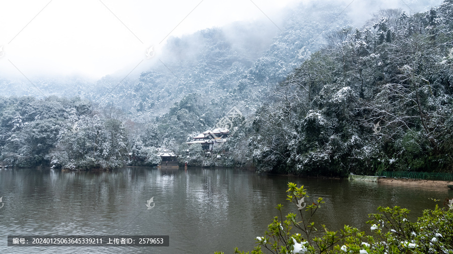 青城山月城湖雪景