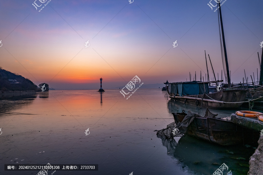 太湖冬天清晨结冰