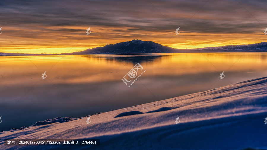 冬天清晨的新疆赛里木湖日出
