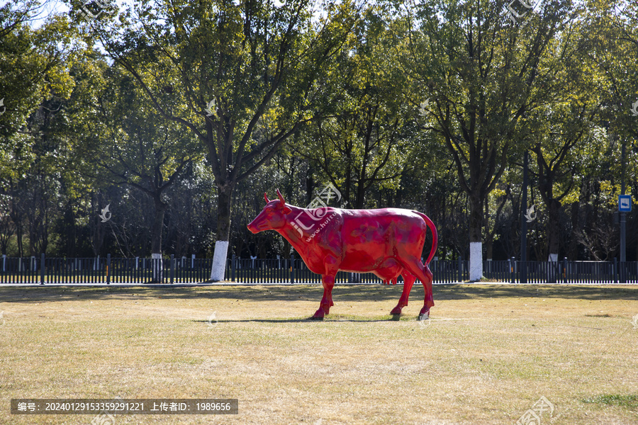 红牛雕像