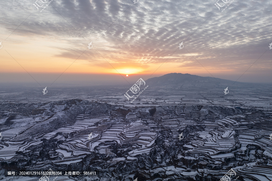 雪后运城稷王山黄土坡上梯田风光