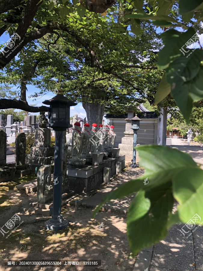 日本龙峰山大统寺里的献灯