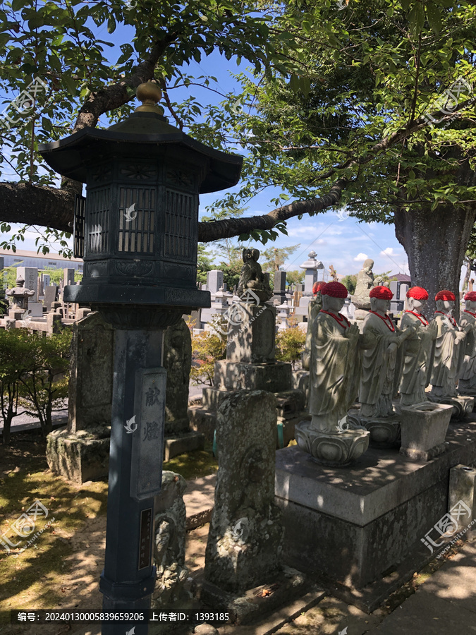 日本龙峰山大统寺里的献灯