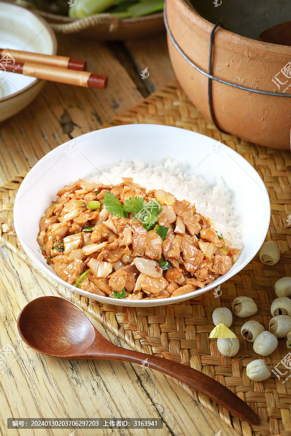 柴火香干炒肉盖码饭