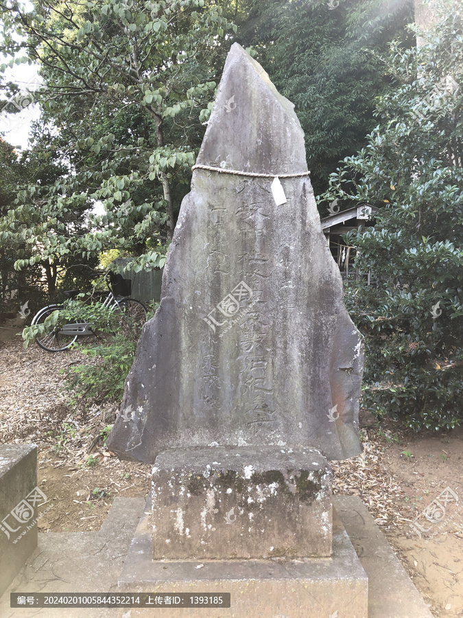日本神社里的石碑