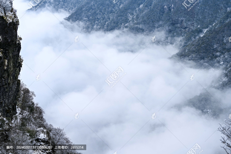 世界遗产梵净山冰凌雪景云海