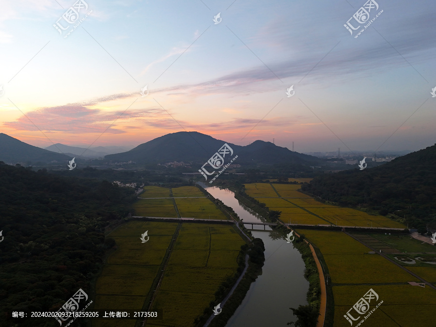 山区河流稻田