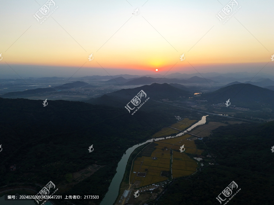 山区日落