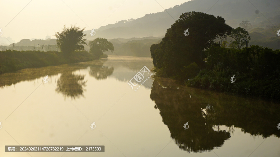 山区早晨河流