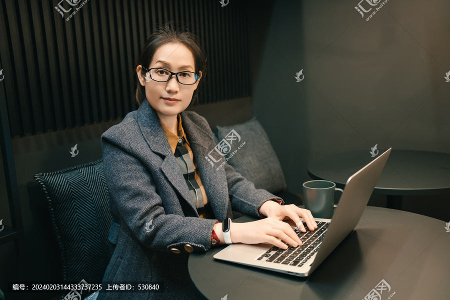 专注工作的亚洲女性在电脑前沟通