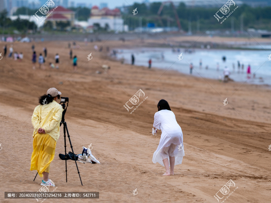 美女海边拍跳舞视频