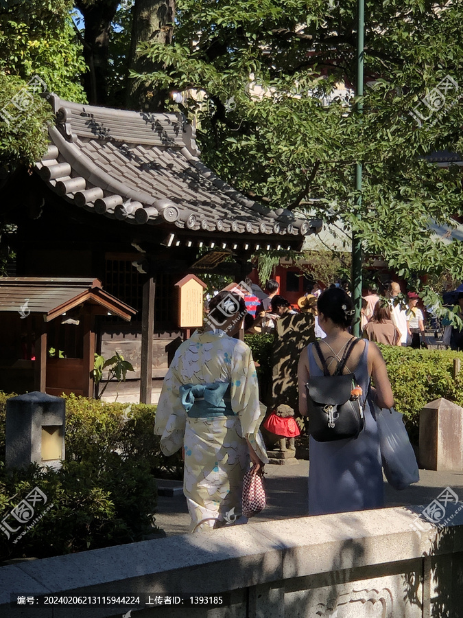 浅草寺内穿和服的日本美女