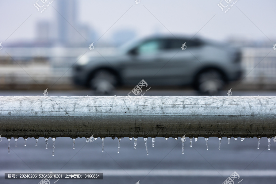 寒冬结冰道路与车辆