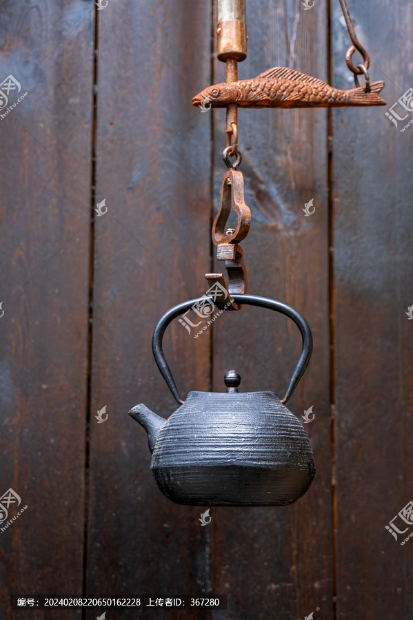 一把悬挂的黑茶壶