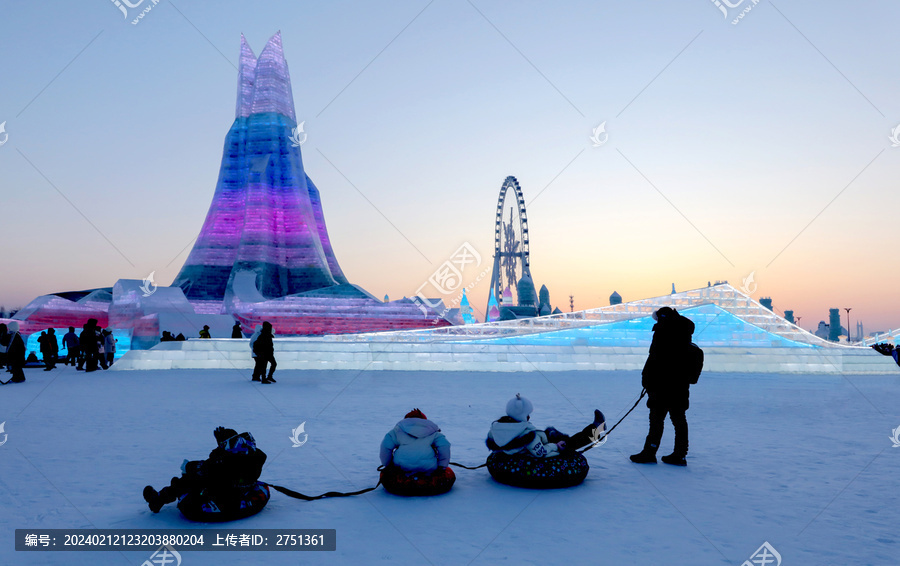 夜幕中哈尔滨冰雪大世界灯光璀璨
