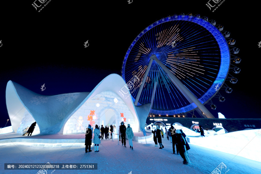 夜幕中哈尔滨冰雪大世界灯光璀璨