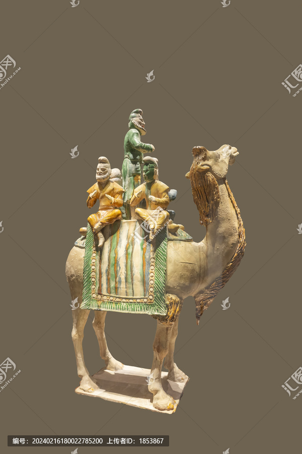 三彩载乐骆驼俑